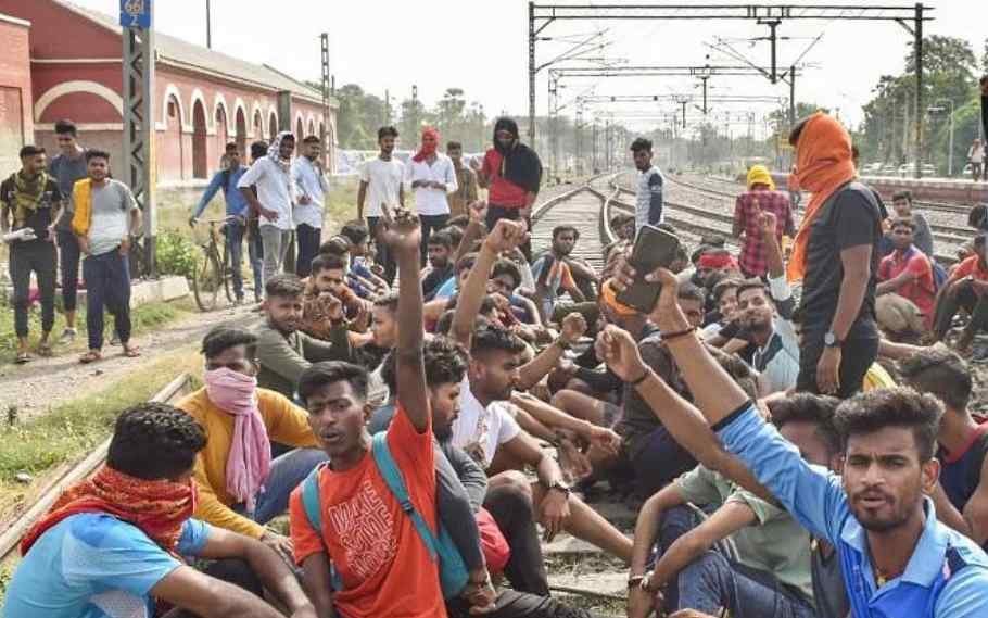 Violent protest staged in Bihar against Agnipath Scheme 1 agnipath scheme