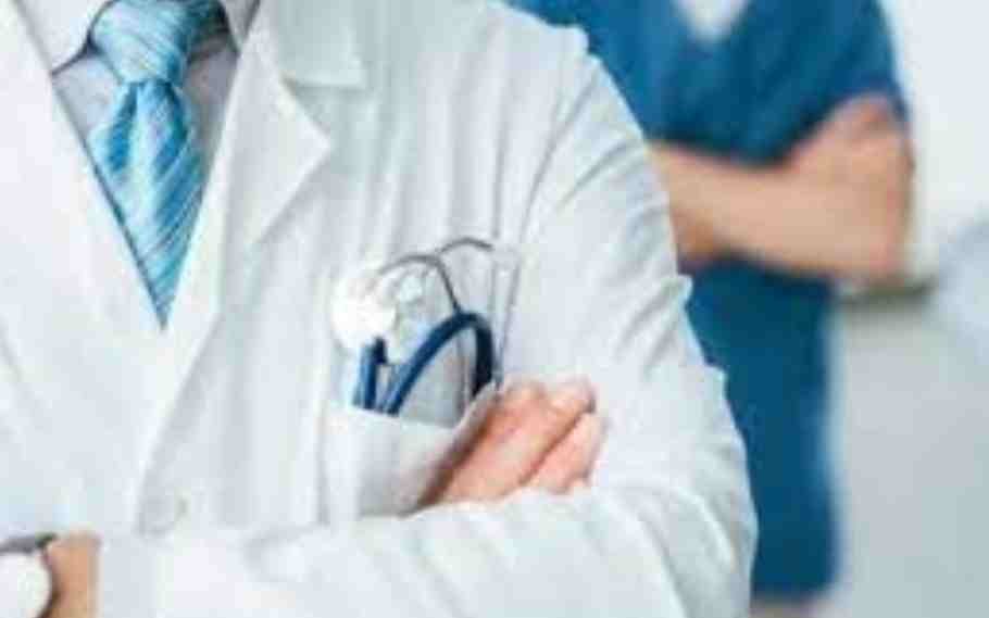 Doctors Went About Examining Patients Under Mobile Torch Lights In Uttar Pradesh 2 Doctors
