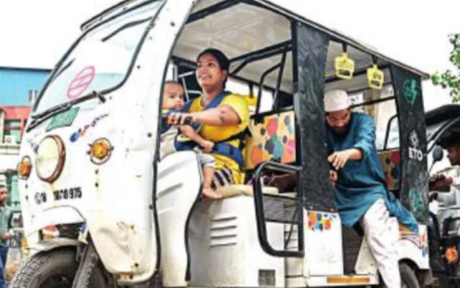 Noida Single Mother Drives E-rickshaw With Her Baby To Make A Living 2 Noida