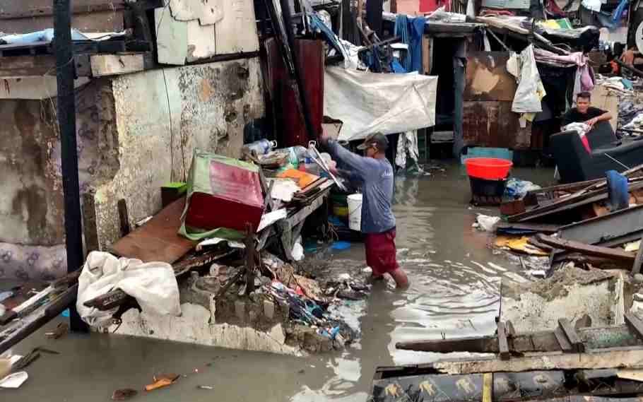 Philippines storm: Death toll rises to 98 as more bodies recovered 2 Philippines storm