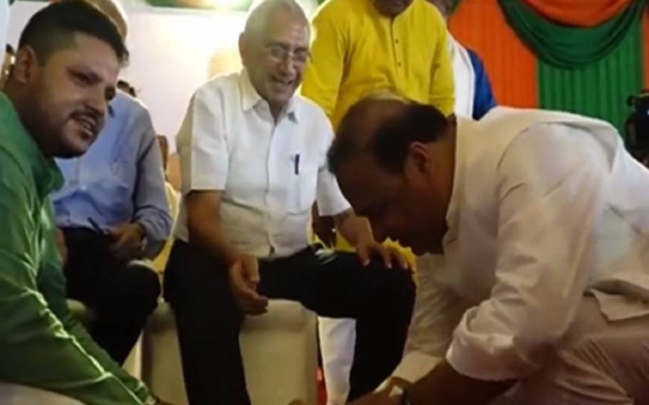 Himanta Biswa Sarma Washes Feet Of Senior BJP Leaders; Says It 'An Ethos Of Indian Culture' 1 Himanta Biswa Sarma