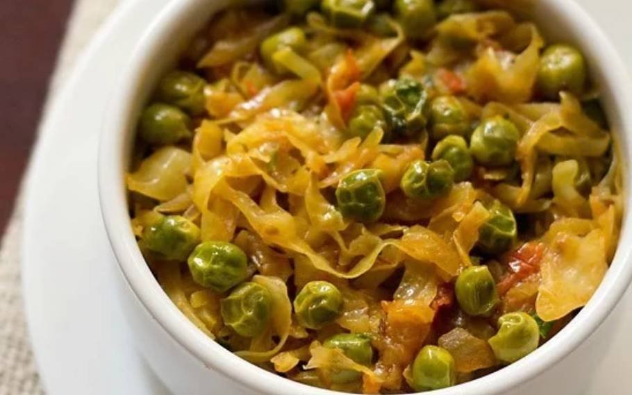 Cabbage And Green Peas Sabzi For Healthy Dinner; Check Out The Recipe 1 Cabbage And Green Peas