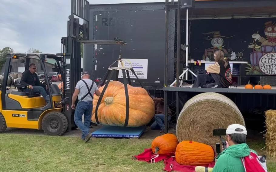 New York: Farmer Sets Record For Growing Giant Pumpkin 1 New York