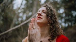 2023 is yet to end: Woman falls in love with a Oak tree; calls herself 'Ecosexual' 2 download 5