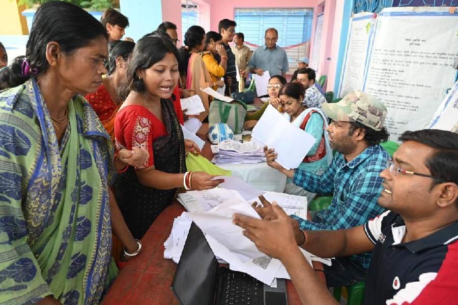 West Bengal School Halts Classes for Duare Sarkar, Sparks Public Outcry 2025 3 Duare Sarkar controversy West Bengal education news Jalpaiguri school dispute Government schemes in schools Parents protest school closure